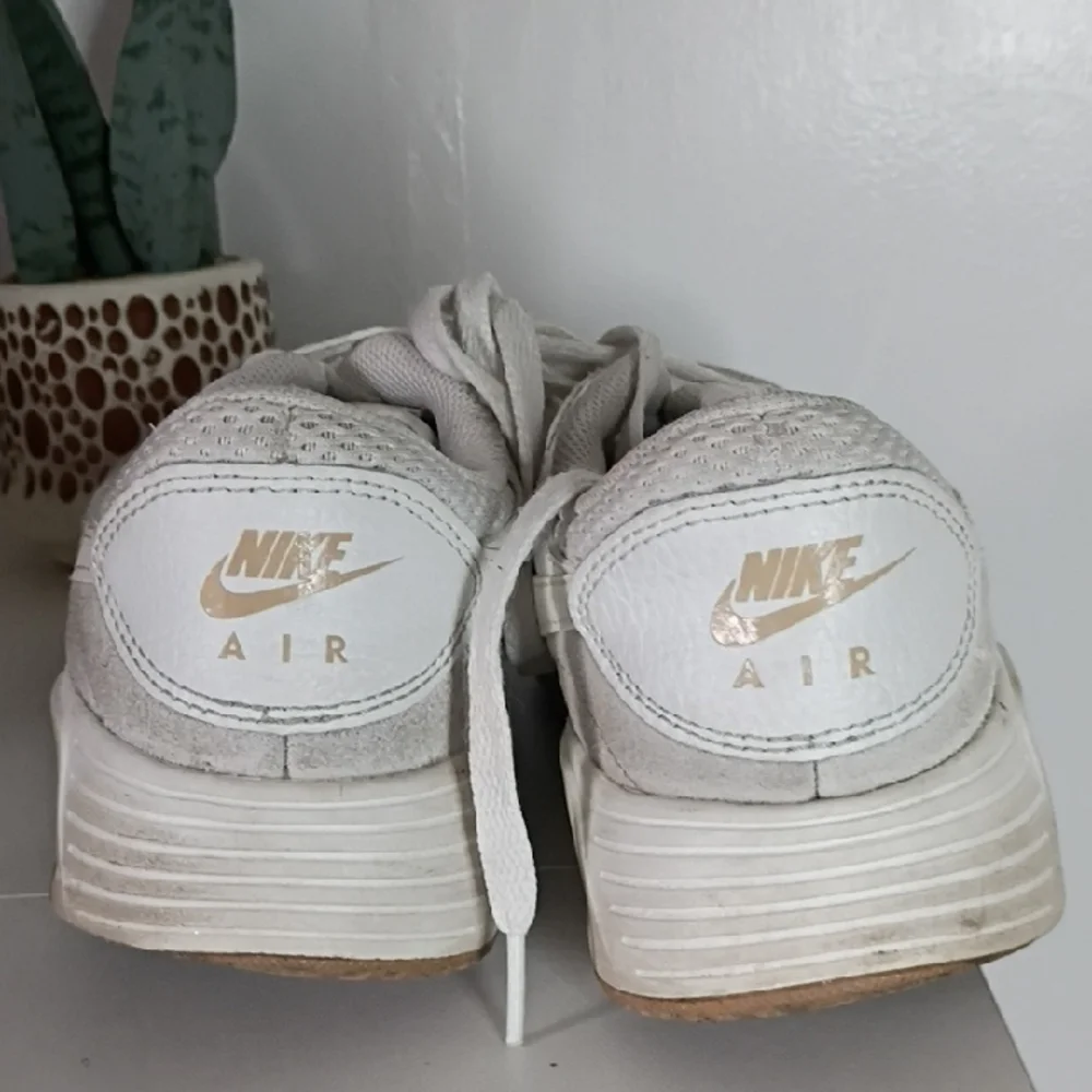 the Nike Air Max SC sneaker Women's White and Gray Sneakers size 8.5